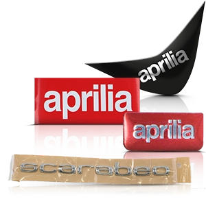 Original-Schriftzüge und Embleme von Aprilia für Motorradverkleidungen und Lenkerpolster.